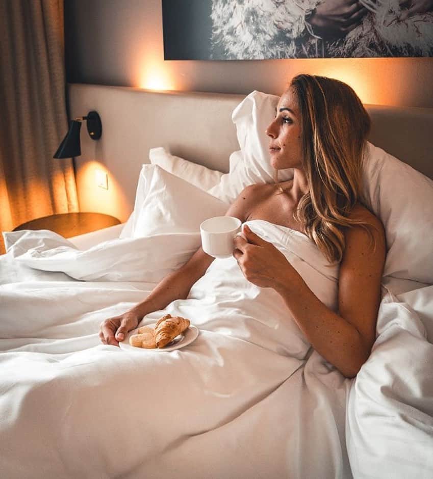 ニコーレ・デラ・モニカのインスタグラム：「Throwing it back to a little relax after a shooting day with @compex_ita at @radissonblumilan  Ph cr @opera.collective  That bed was really comfy!!!! #tbt #shooting #compex #radissonblu #milano #relax #figureskating」