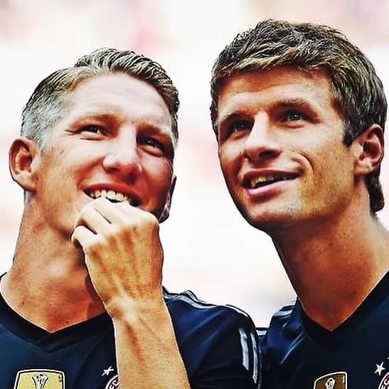 トーマス・ミュラーのインスタグラム：「B.Schweinsteiger-success🏆passion,advice, love❤️#friends #oiderspezi#seeyousoon#schauteuchallefotosan #legend」