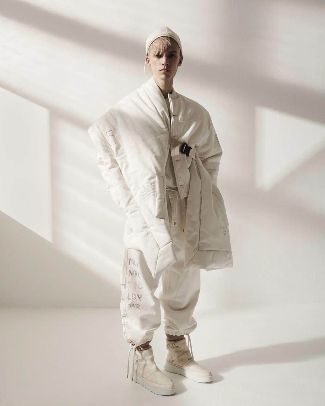 Armani Officialさんのインスタグラム写真 - (Armani OfficialInstagram)「#EmporioArmani white hot looks featured on @encensmagazine shot by @hasselblad」10月11日 0時58分 - emporioarmani