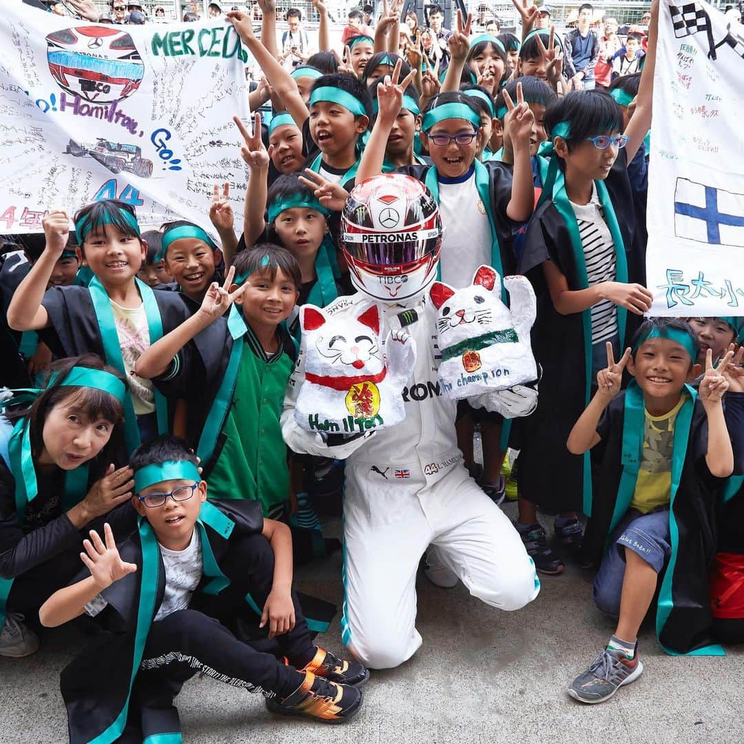 MERCEDES AMG PETRONASさんのインスタグラム写真 - (MERCEDES AMG PETRONASInstagram)「Two lucky 🐱🐱= Hopefully a happy weekend for the Team🤞 Thanks for your support kids! ❤️ • #JapaneseGP #MercedesAMGF1 #MercedesAMG #F1 #PETRONASmotorsports #LH44」10月11日 0時59分 - mercedesamgf1