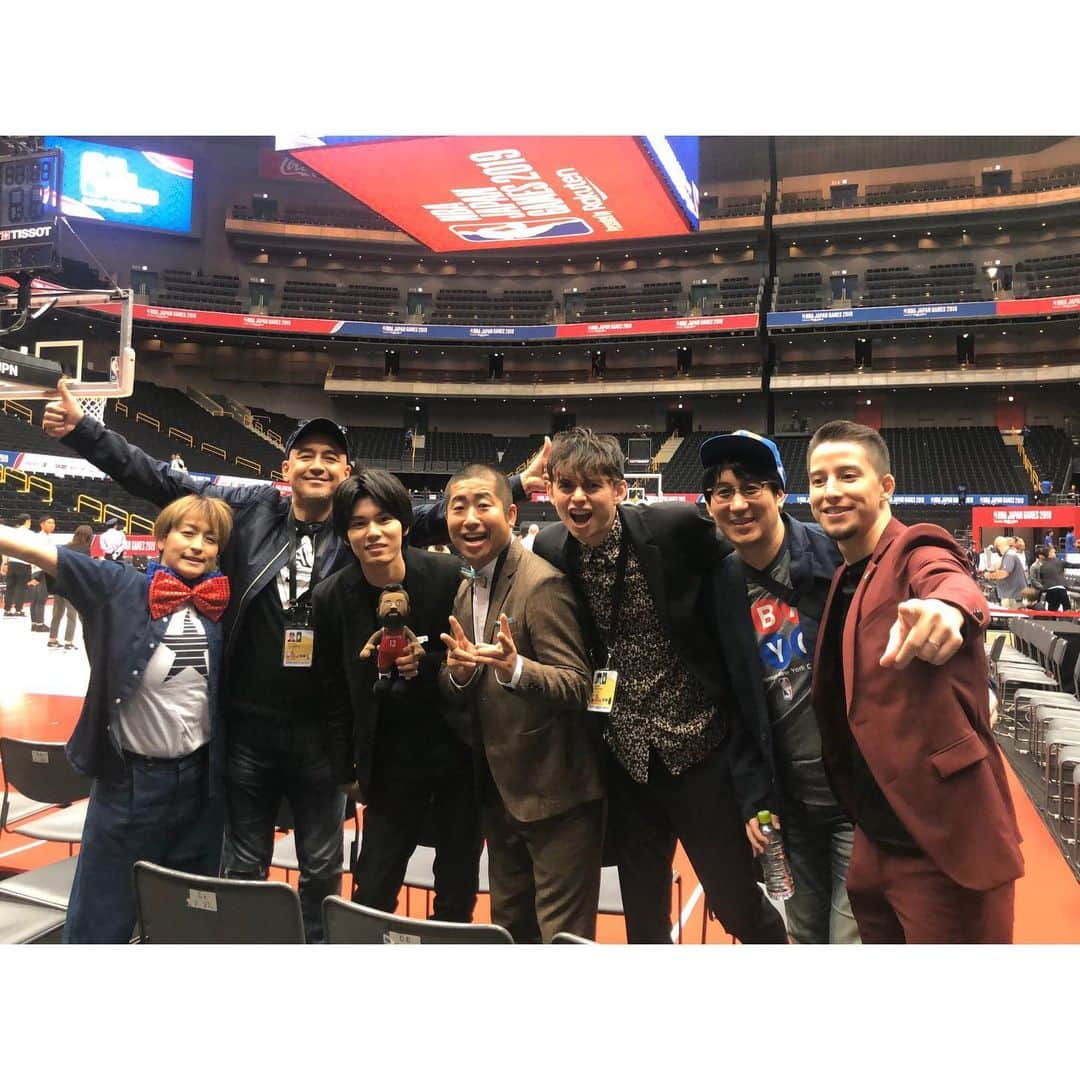 ハリー杉山さんのインスタグラム写真 - (ハリー杉山Instagram)「夢がまた一つ叶いました^_^ "NBA JAPAN GAMES 2019"  自分の目でNBAを見れた事、16年ぶりの感動を何万人のNBAファンと味わえた事、幸せです^_^ 終始コート上の肉体のぶつかり合い、OKCを去ったラスの弾丸ドライブと口撃アタックw ハーデンのステップバックスリー、バンブリートのディフェンス、イバカのブロック、もう本当彼らは存在するんですねw  試合と中継が終わった後、皆でパシャリ。皆で今年もNBAをどんどん盛り上げていきます！！デイリーの新番組 "NBA情報局 デイリーナイン"も来週23日から始まります！！よろしくです！  そして楽天さん、本当ありがとう！！ Crazy days watching and presenting "NBA JAPAN GAMES 2019" man i just can't believe it. absolutely bonkers.  wearing @agnesb_officiel  #nba #nbajapangames #raptors #rockets #楽天nba #nba最高  #rakuten」10月11日 0時59分 - harrysugiyama