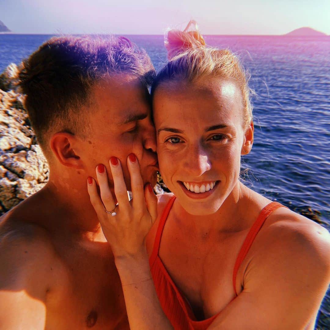 リンジー・シャープのインスタグラム：「You are my lighthouse and my harbour. And now my forever. 💍💙 IS THIS REAL LIFE!!!!????? 😍😍😍」