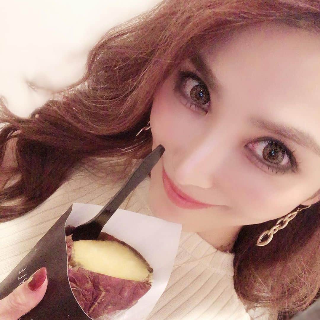 鈴木絢子さんのインスタグラム写真 - (鈴木絢子Instagram)「・ ・ 明日の🍠#NHK生放送 #ごごナマ ですが、#国会討論 の中継のため 10/25金曜 13-14時に#放送延期 となりました💦 ・ 10月後半でも、まだまだ秋はこれから🙋‍♀️ #芋情報 をばんばん発信していけたらと思います😊 ・ 前回出演させて頂いた#ごごナマ も、最高に面白かったので🤣✨ ・ 今回は初の#大阪から全国放送 、楽しみです💕 ・ 🍠芋インスタはこちら→ @ayakoimo ・ ・ ・ #裏アカ #さつまいも美容家 #さつまいも料理研究家 #さつまいも親善協会 #焼き芋 #シルクスイート #芋好き女子 #スーパーフード #NHK #テレビ出演 #芋美人 #sweetpotato #🍠」10月11日 0時51分 - ayako_suzuki810