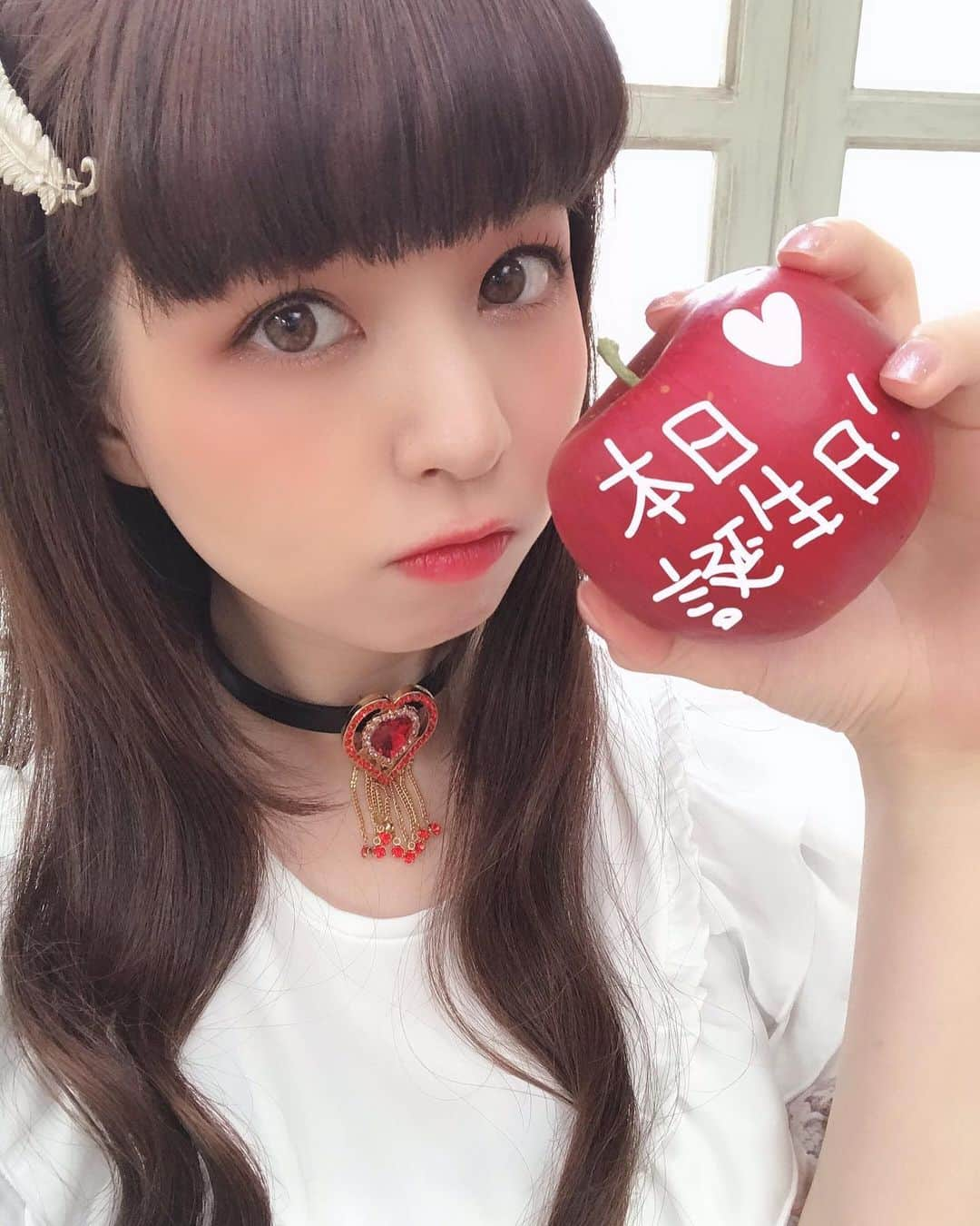 春奈るなさんのインスタグラム写真 - (春奈るなInstagram)「本日誕生日を迎えさせていただきました！！🎂 誕生日感のある写真がなかったから、りんごを握って握力を鍛えようとしてるるな氏の写真をどうぞ🍎 これからもリア充より楽しいるな充しようね！！！！！！！！！！ ＊ #todayismybirthday  #october11」10月11日 0時54分 - lunaharuna_official