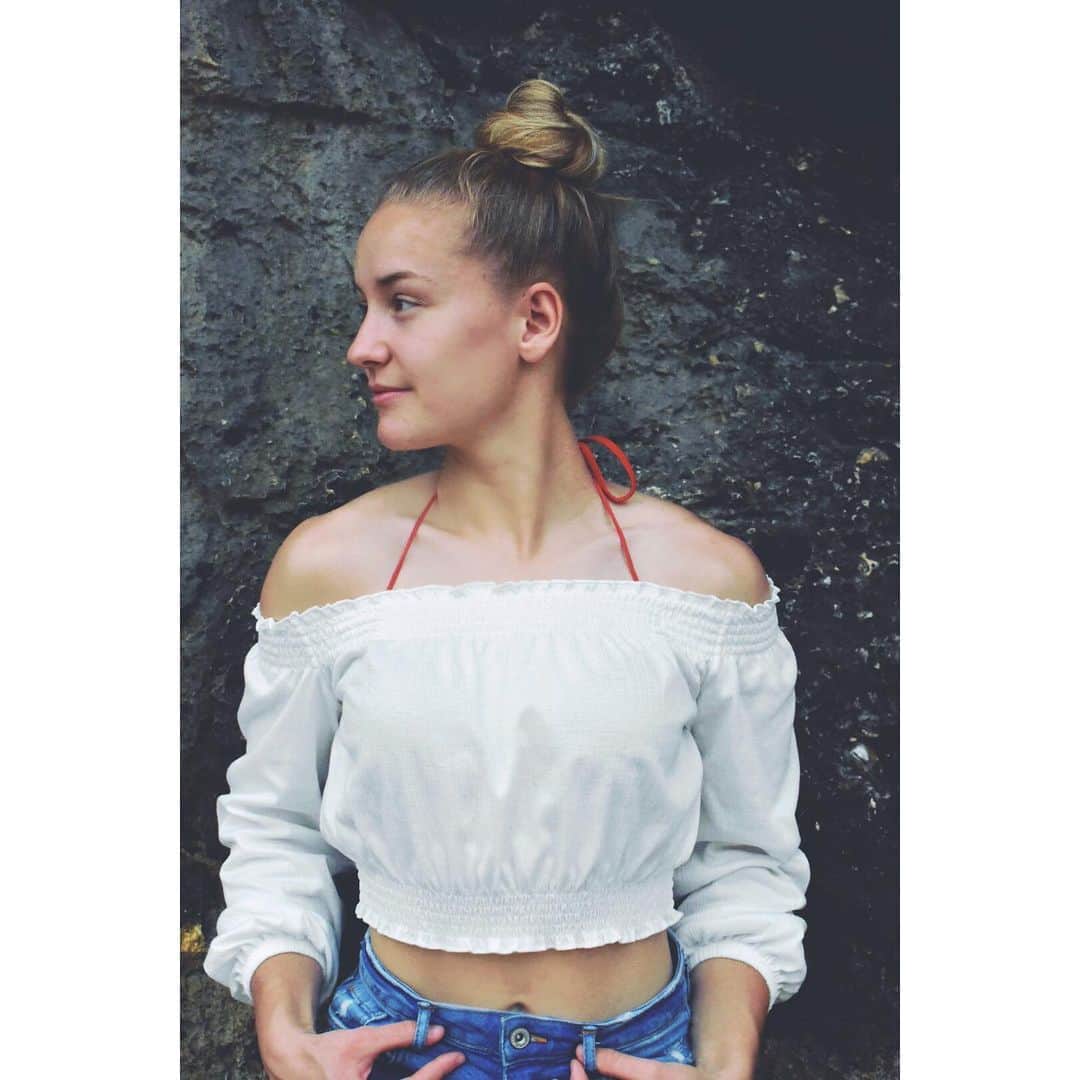 Sophia JUNKのインスタグラム：「i need vitamin sea🌊🐚 #missingsummer #fall #travel #natural  #coldimoldi i #winter #summervibes🌞」