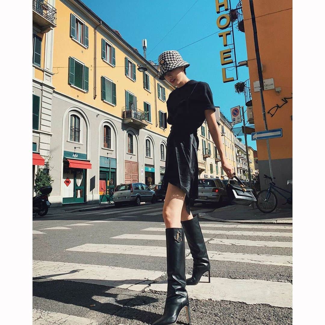 Jimmy Chooさんのインスタグラム写真 - (Jimmy ChooInstagram)「Stride towards the weekend in style like our #JCCollection Japan muse @hikari in our MAHESA boots」10月11日 1時00分 - jimmychoo