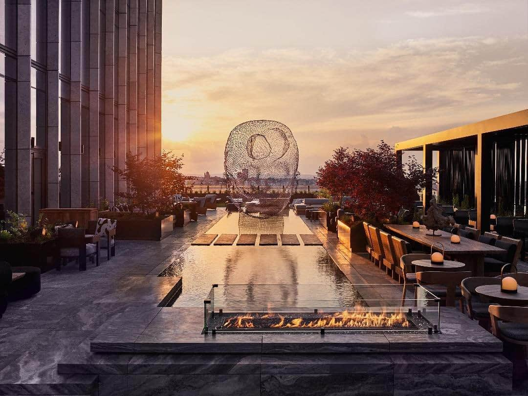 BEAUTIFUL HOTELSさんのインスタグラム写真 - (BEAUTIFUL HOTELSInstagram)「Looking for an oasis in NYC? Relax on the @electriclemonnyc terrace at @equinoxhotels, where a Jaume Plensa sculpture floats on the infinity-edged reflecting pool. Tag a friend who would love this tranquil haven! #equinoxhotels」10月11日 1時03分 - beautifulhotels