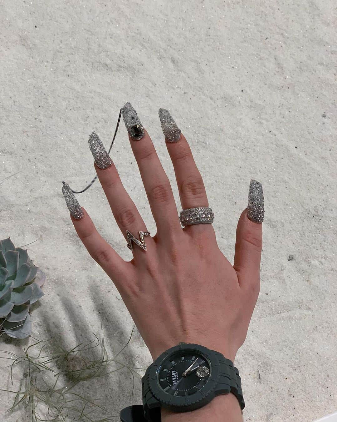 ディトーさんのインスタグラム写真 - (ディトーInstagram)「swipe for nails w/ chains on them ⛓⛓」10月11日 1時03分 - iam_dytto