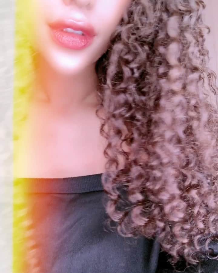 ユリサのインスタグラム：「How do you like my makeover?♥️ Yes or ... Yes??✨ #イメチェン #makeover #curly #curlyhair 🙏 @yu_choro」
