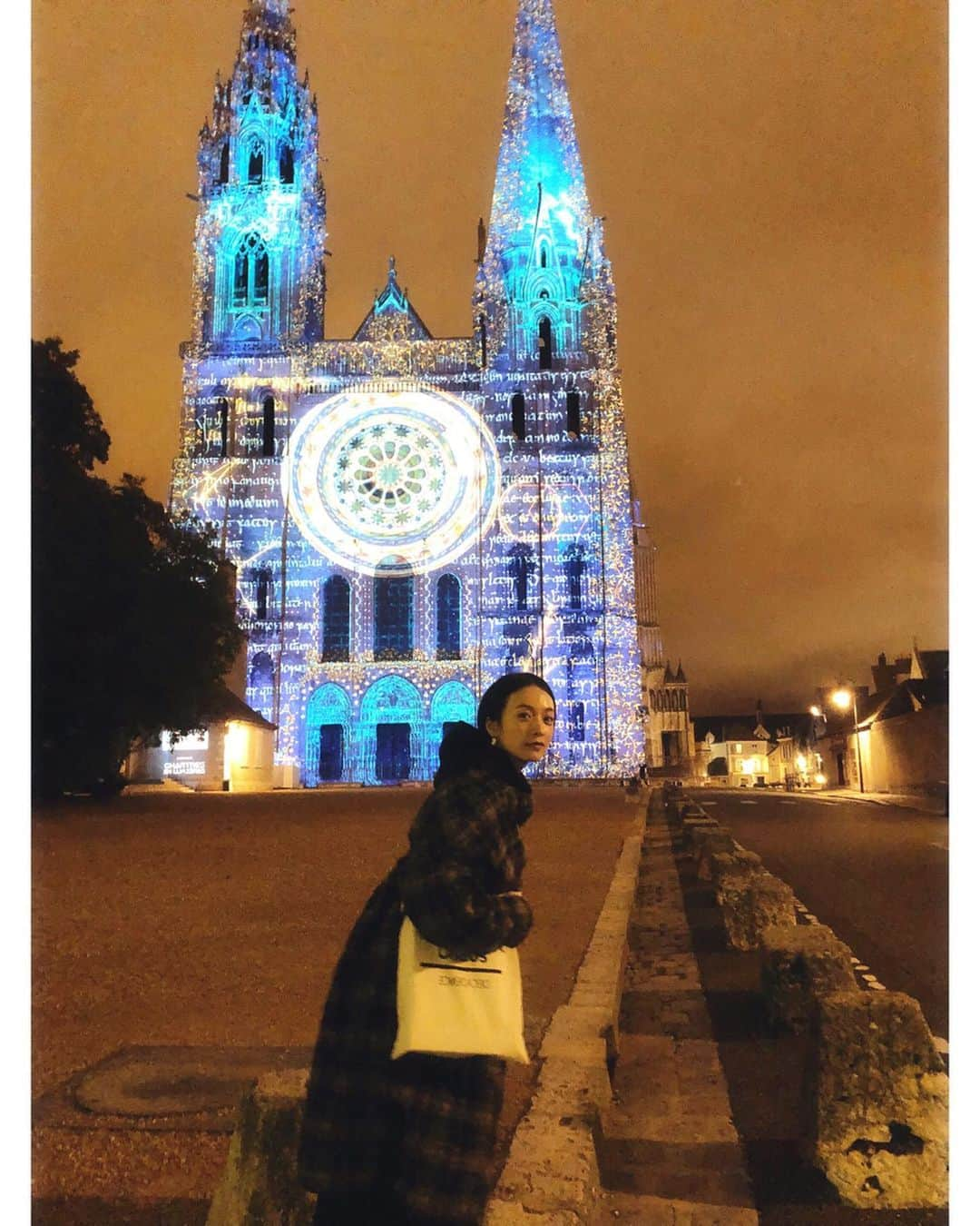 高山都さんのインスタグラム写真 - (高山都Instagram)「はじめての地、フランスに来ています🇫🇷 今回は来年発売の号の　@liniere_tkj の撮影で📸 初日に観た、シャルトル大聖堂のプロジェクションマッピング、幻想的で綺麗だったなー。 そして、フランスに来て、路地裏にめっちゃトキめいてます。 #都の旅の記録 #フランス #🇫🇷 #ロワール  #loirevalley @loirevalleytourism」10月11日 1時34分 - miyare38