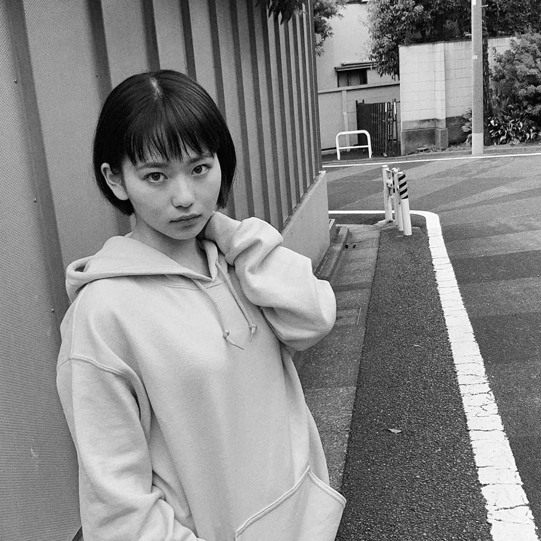 山田杏奈さんのインスタグラム写真 - (山田杏奈Instagram)「新米姉妹、第1話放送終了〜 ありがとうこざいました！ 2話以降も是非ともよろしくお願いします。配信もあるのでぜひ！ そしてそして、先日新しい作品の撮影もスタートしまして今こんな感じです、短い！(前髪もね) newヘアーもよろしくです。 #新米姉妹のふたりごはん」10月11日 1時32分 - anna_yamada_