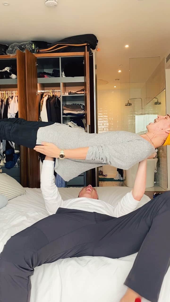カスパー・リーのインスタグラム：「Lifting Ambar was easy... now it’s time to try Joe and vice versa 😂」