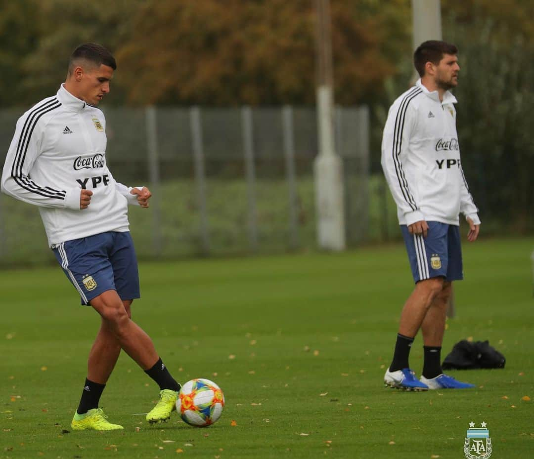 エリク・ラメラさんのインスタグラム写真 - (エリク・ラメラInstagram)「⚽️🇦🇷💙😃」10月11日 2時20分 - eriklamela