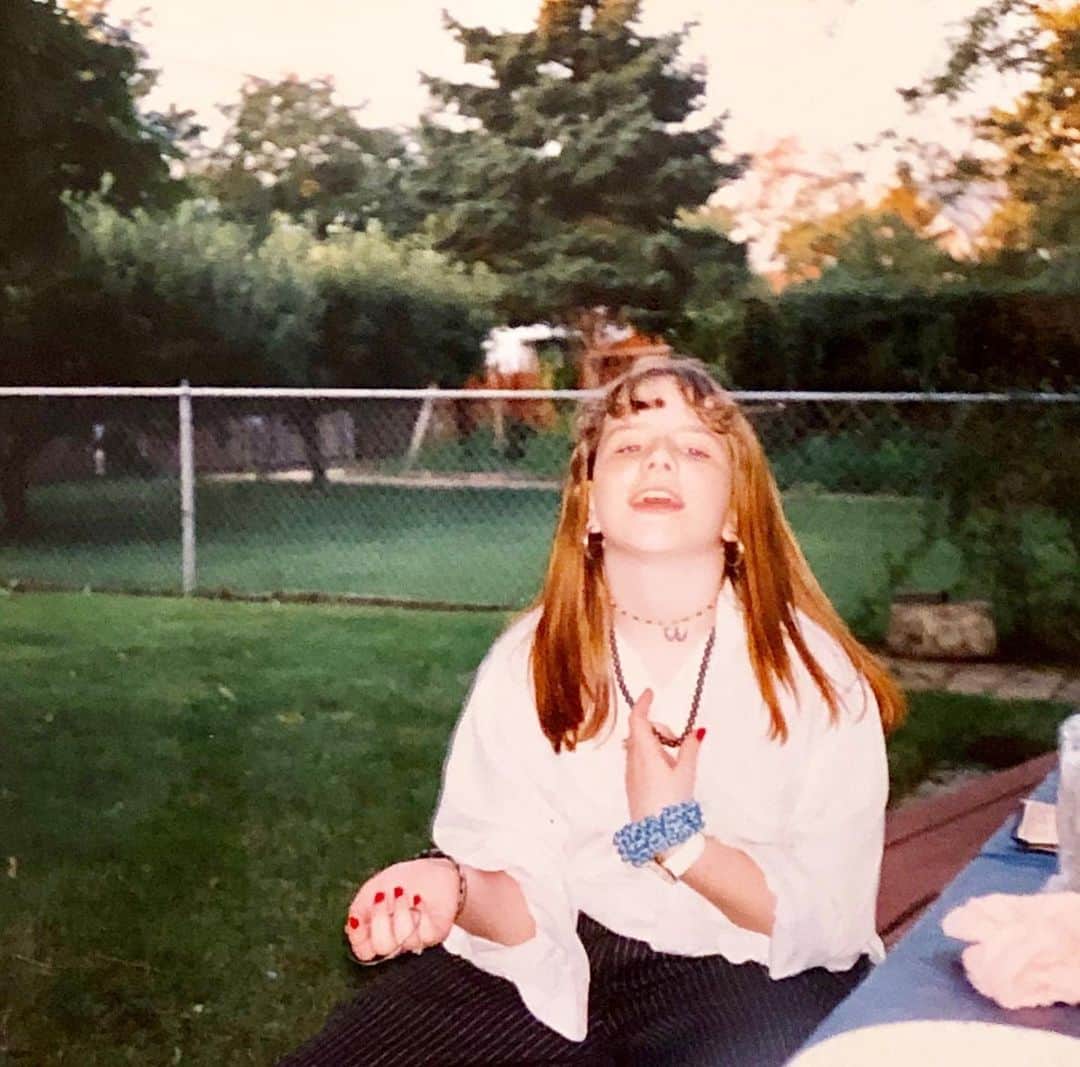 メリッサ・ラウシュのインスタグラム：「#TBT to when my accessory game was on point. And yes, those are Lee Press-on Nails - and yes, I still stand by that decision.」