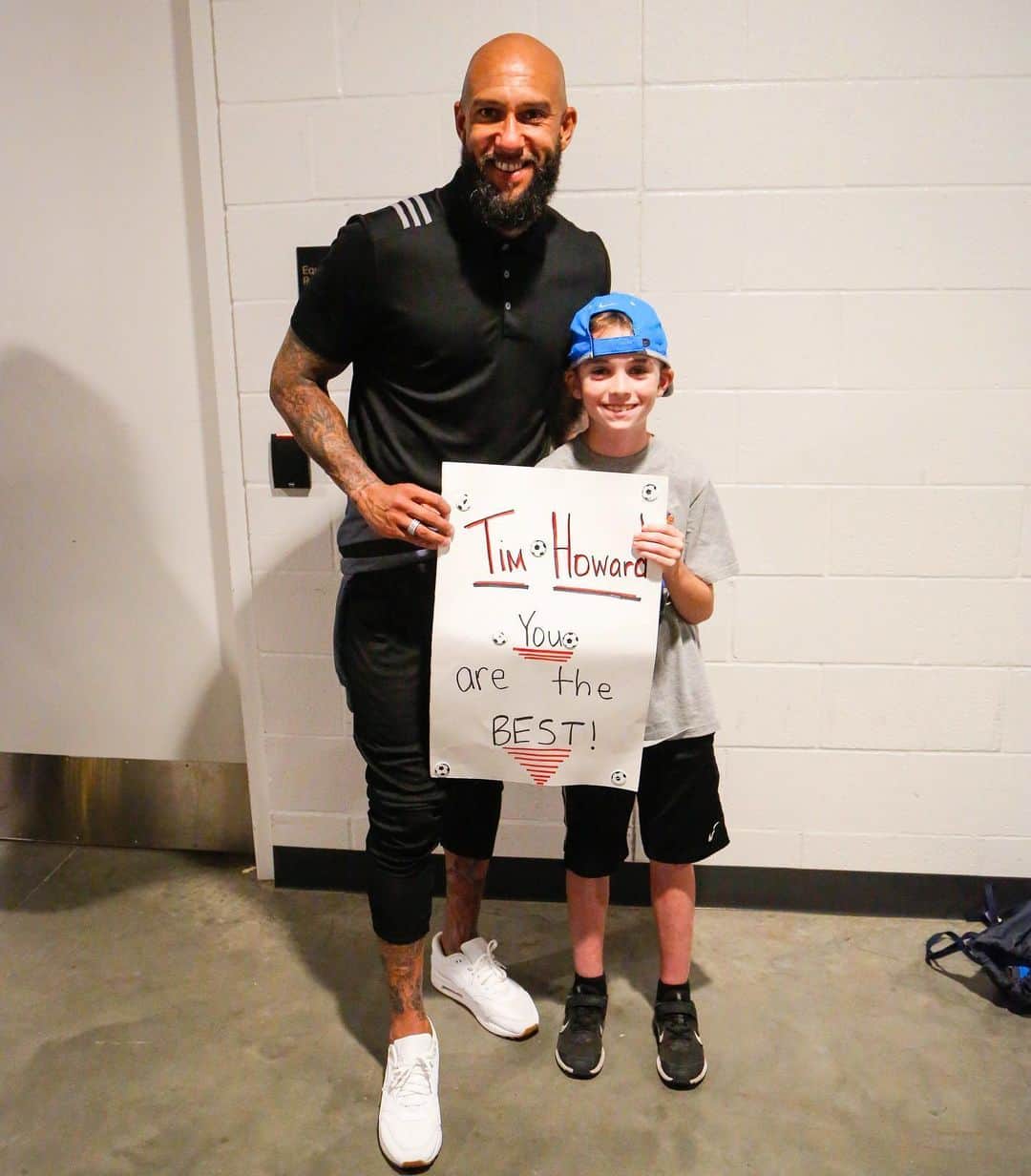 ティム・ハワードのインスタグラム：「Our final #HowardsHeroes was with 8 year-old Lucas. He was diagnosed with TS at the young age of 3 1/2, just 2 months after he was diagnosed with Type 1 diabetes. Lucas is a passionate athlete, and loves soccer, basketball, and fantasy football. It has been my honor to meet all these amazing kids over the last couple of years and share their powerful stories with all of you. We’re closer to ending the stigma of living with Tourette’s, but there’s still lots of work to do. #KeepFighting」