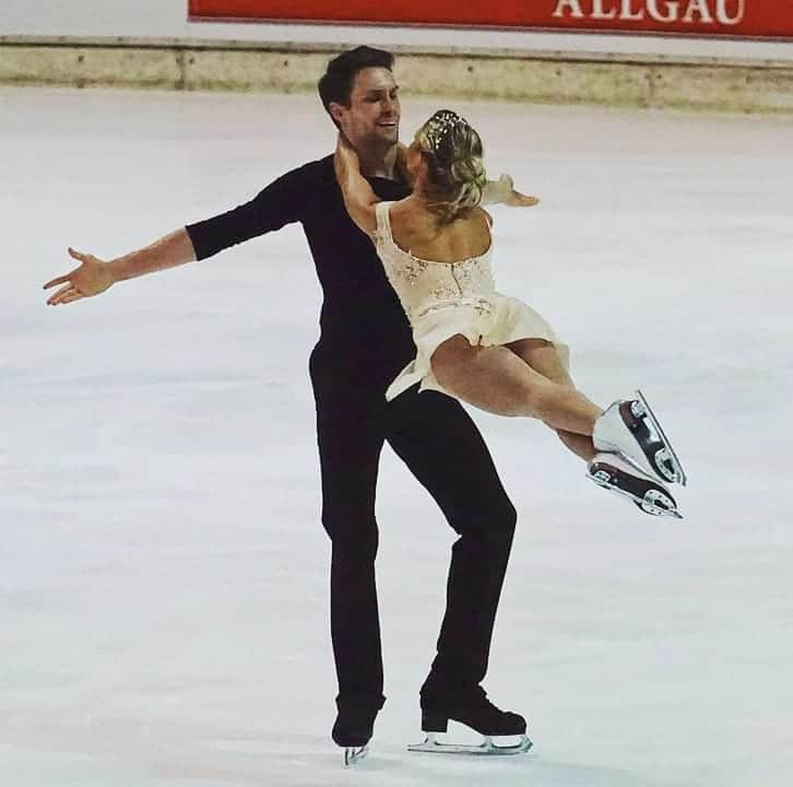 マイケル・マリナロのインスタグラム：「Look mom no hands!!! 👐 . . . #SCI19 #skatecanada #teamcanada #athlete #creatinghistory #ice #iceskating #figureskating #isu #figureskating #skating #competition #patinage #patinageartistique #neuenergy #getneuenergy #tbt #pairsskating #ruelle #carryyou」