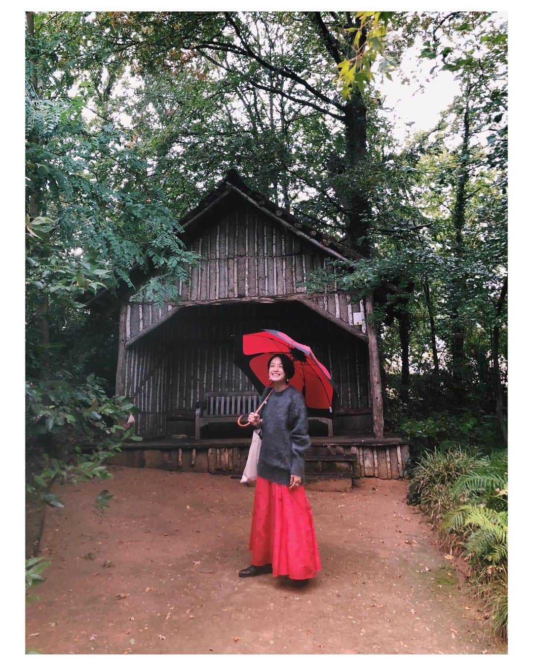 高山都さんのインスタグラム写真 - (高山都Instagram)「2日目は朝から雨。 寒くって、どんより…というか、午後からは本降り。 そんな中で撮影してたんだけど、赤いスカート効果大。 いい感じに色が入ってよかった。 そして、借りた傘との偶然のコーディネートw #都ふく knit @atelier_beton  skirt #framework boots @31philliplim  こっちの気温は、夜は10度切るくらい。昼は暖かいと17度くらい。 セーターにストールでも、この日は寒かったなー。 #都の旅の記録  #loirevalley @loirevalleytourism」10月11日 2時53分 - miyare38