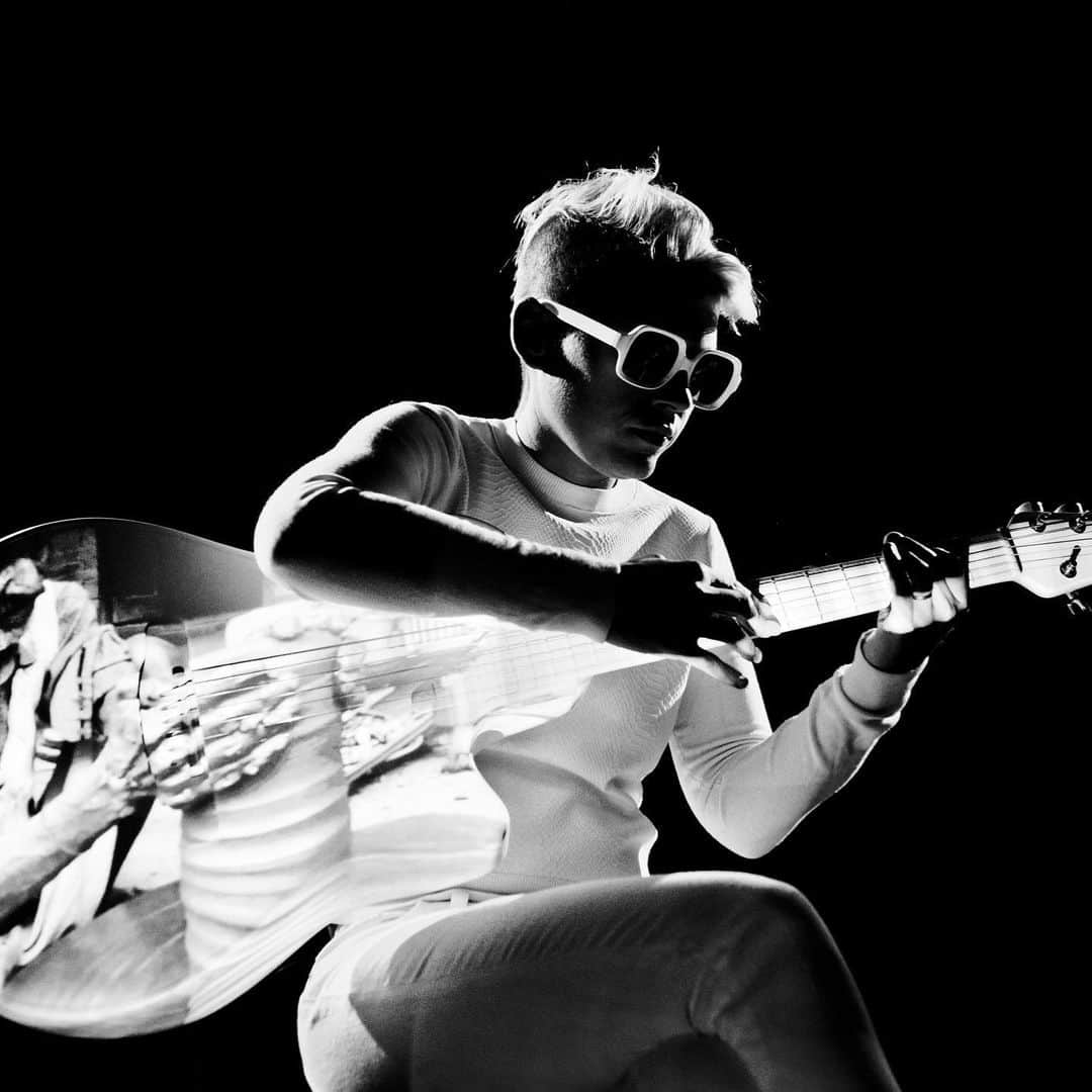 カーキ・キングのインスタグラム：「And we’re on the move... Wisconsin, who wants FREE TIX to see Kaki perform her mind-bending multimedia show The Neck is a Bridge to the Body this Saturday night (October 12) at @stoughtonoperahouse ?? Tag a friend you’d like to bring in the comments below. We will announce one lucky winner on Saturday morning who will win a pair of tickets. 🍀🎉🏆 photo by @simonececchetti_official」