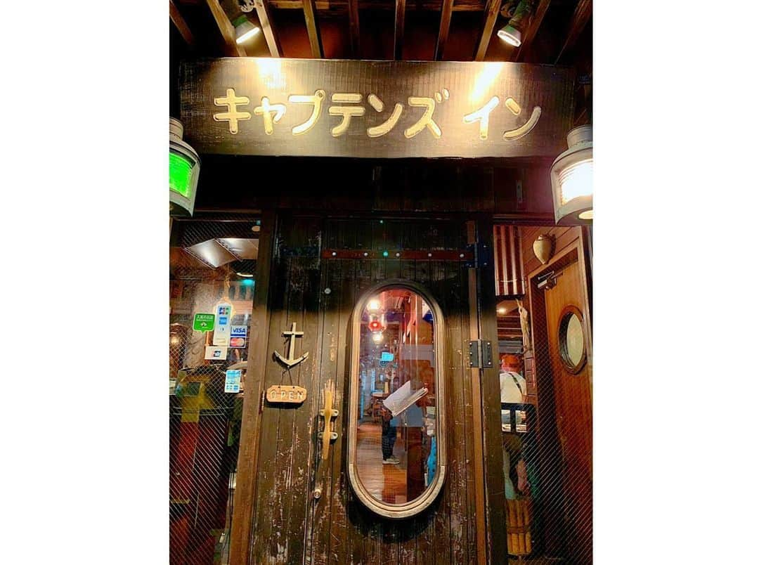 百合華さんのインスタグラム写真 - (百合華Instagram)「沖縄の国際通りにある『Captain's inn 国際通り店』にて、鉄板焼きステーキ&伊勢海老コースのディナーをいただきました🦞🦞🦞﻿ ﻿ 専属シェフによる華麗なクッキングパフォーマンスに感動✨﻿ ﻿ 最後のキャッチでミスっちゃうところもまた微笑ましかったですww🥰﻿ ﻿ まさに美味しく楽しく幸せなひとときで御座いました🎶﻿ ﻿ お客様へのおもてなしが素敵なお気に入りのお店❤️﻿ ﻿ #沖縄﻿ #那覇市﻿ #国際通り﻿ #ディナータイム﻿ #鉄板焼き﻿ #伊勢海老﻿ #専属シェフ﻿ #クッキングパフォーマンス﻿ #華麗﻿ #微笑ましい﻿ #楽しいひと時﻿ #おもてなし﻿ #お気に入り #美食 #美食家」10月11日 3時05分 - yurika.lovelily