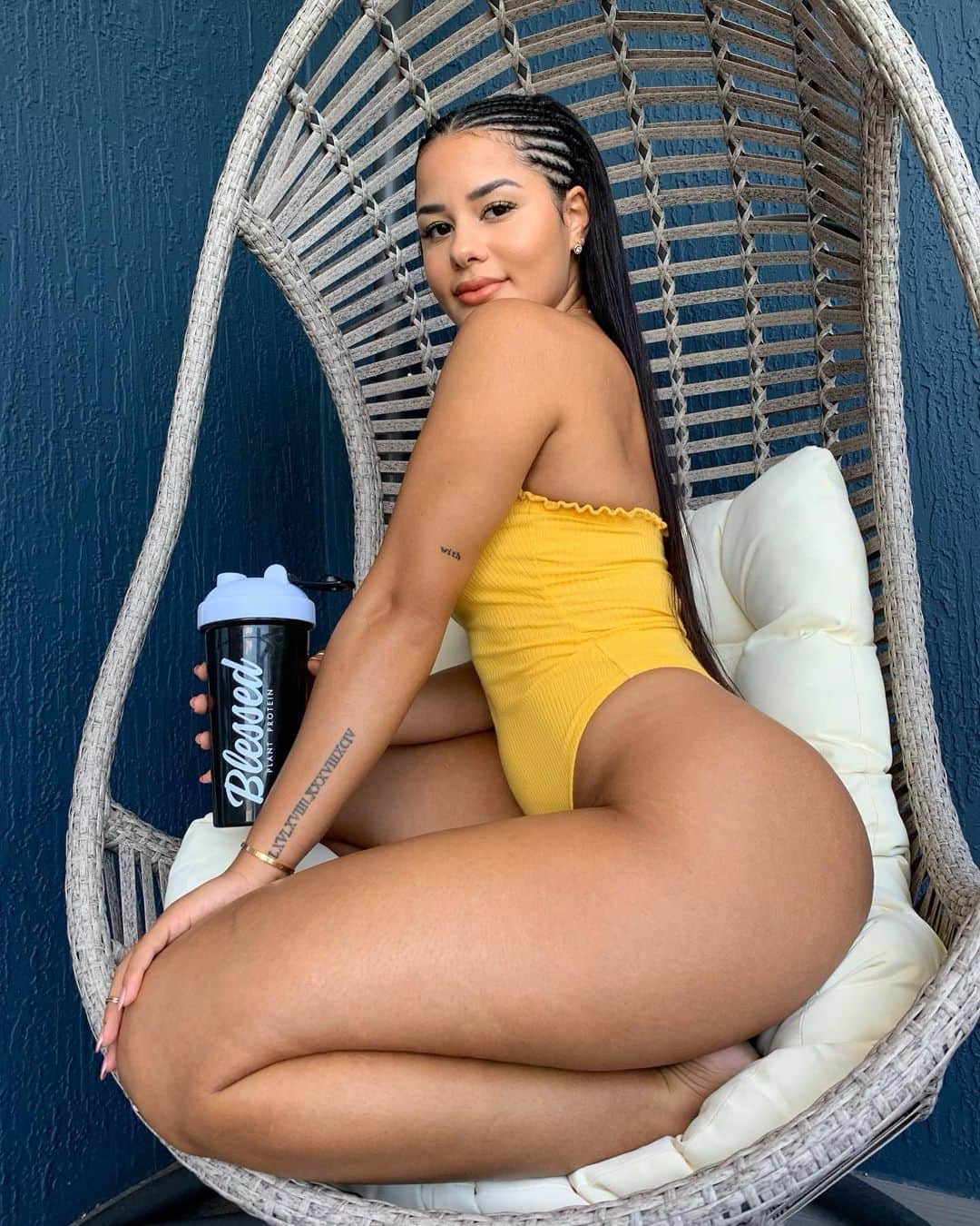 Katya Elise Henryさんのインスタグラム写真 - (Katya Elise HenryInstagram)「Getting thicccc is more than just extra pumps and heavier weight. It is making sure you’re putting the right stuff into your body as well. On top of eating right to get those gainz, you also have to make sure you are providing your body/ fueling your body with good protein & nutrients. - - Blessed Protein The all-natural pure golden pea protein isolate contains 23g of protein per scoop at only 4g of carbs, and all of the essential amino acids. Not only are these flavors delicious, they really give you all your body needs to get the body you desire and feel good! Want to save money?? Use code katya10 to save some coins on www.ehplabs.com」10月11日 3時14分 - katyaelisehenry