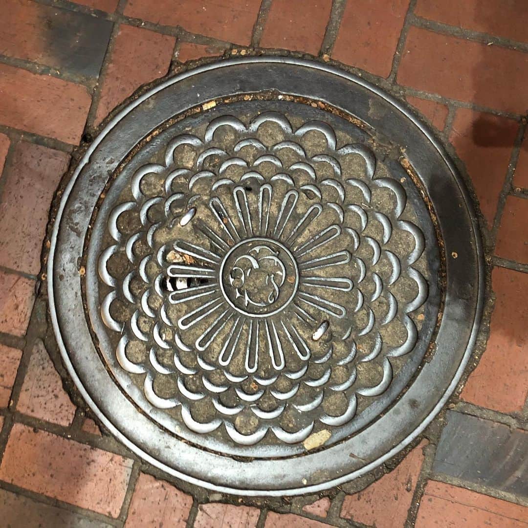 のインスタグラム：「This is an American manhole. #manhole  #manholecover #hobby #object #art #artwork #instagood #follow #love #American #USA #Charlotte #Nashville #マンホール #マンホーラー #インスタ映え #芸術 #アート #趣味 #漢 #下を向いて歩こう #アメリカ #シャーロット #ナッシュビル」