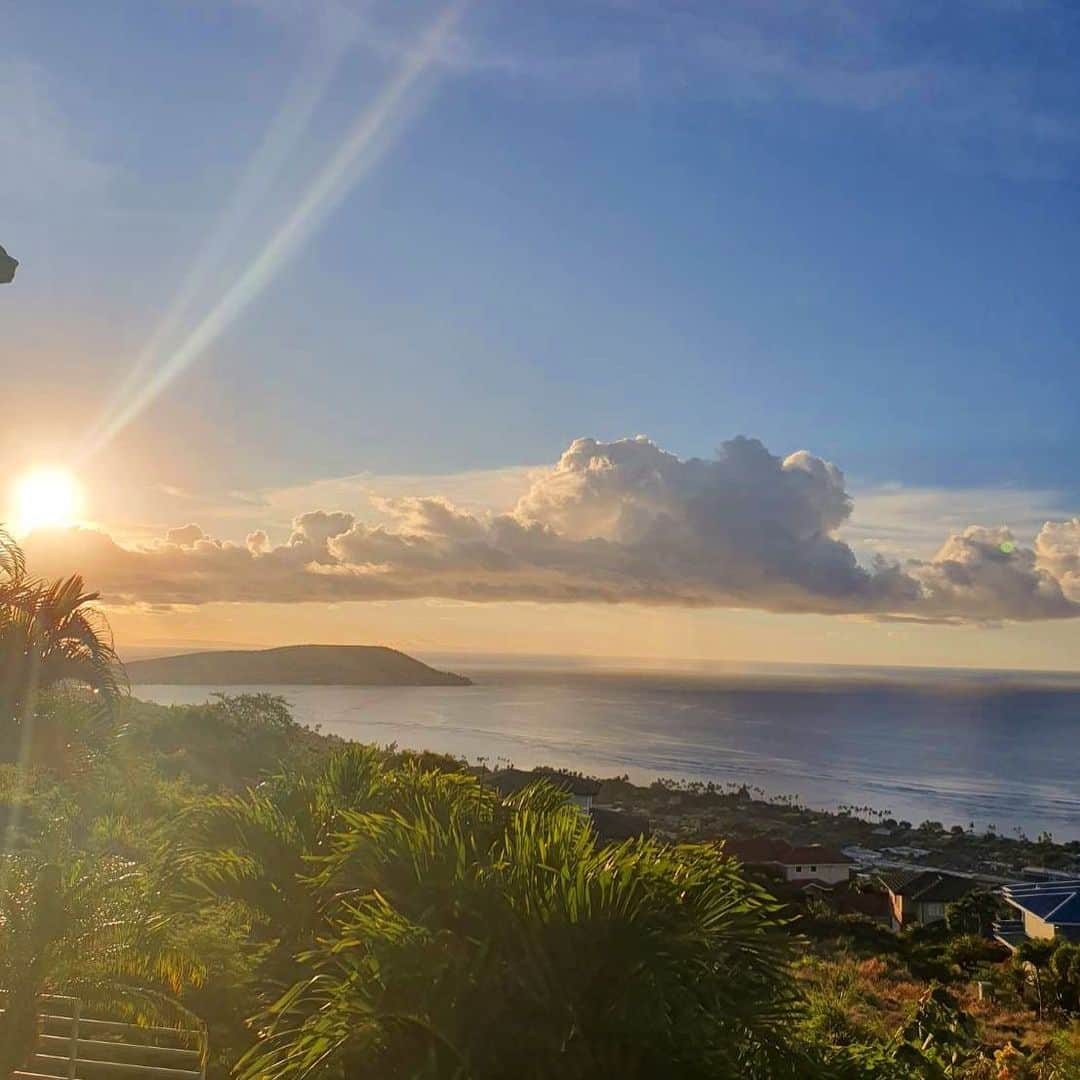 マキ・コニクソンさんのインスタグラム写真 - (マキ・コニクソンInstagram)「Good morning from Hawaii!! うちのラナイ(バルコニー)から毎朝朝日(太陽)の動きを見て季節を感じている私であります！これが日課なの！ もう10月です。😱夏場は太陽がココヘッドよりずっとずっと左側にいてうちから見れないけど今の季節はこうやって朝日が見れるの！一年って本当にあっという間だね。今年残すところ三ヶ月切りましたねー！お互い感謝の気持ちを忘れず一日一日を大切にそして無駄なく過ごそうね！何に対しても感謝の気持ちがなくなってしまったらアウト！👎🏼 初心に戻って常に自分で自分に言い聞かせようね！人に言われてやっても意味ないから！ 全ては自分の心/志次第ですよ！☝🏼 #ハワイのおすそ分け🤙🏼 #全ては感謝の気持ちから！ #自分一人では生きていけないからね！」10月11日 4時08分 - makikonikson