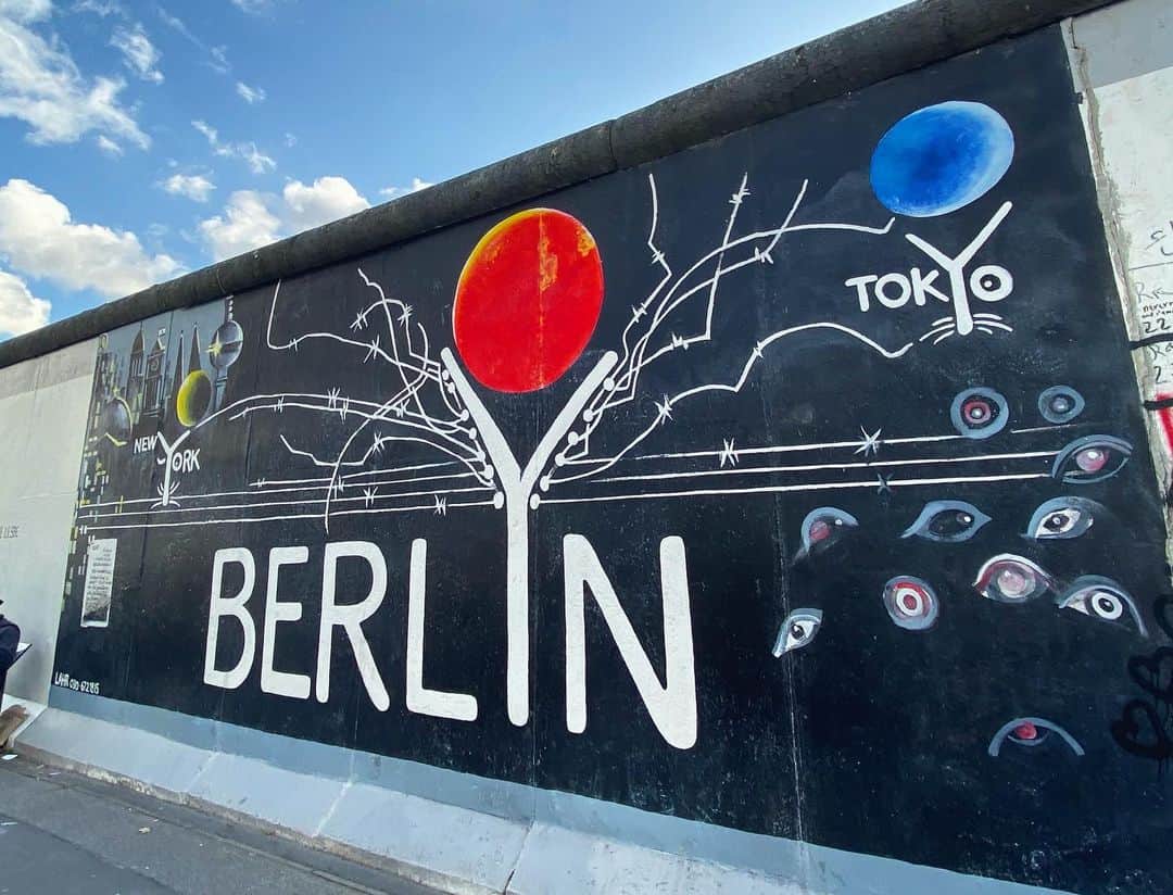 のインスタグラム：「#20191010  ベルリンにきたからには ベルリンの壁🇩🇪🌟🌟 #Berlin #eastsidegallery 🏊‍♂️🏊‍♀️🇯🇵 #swc19」