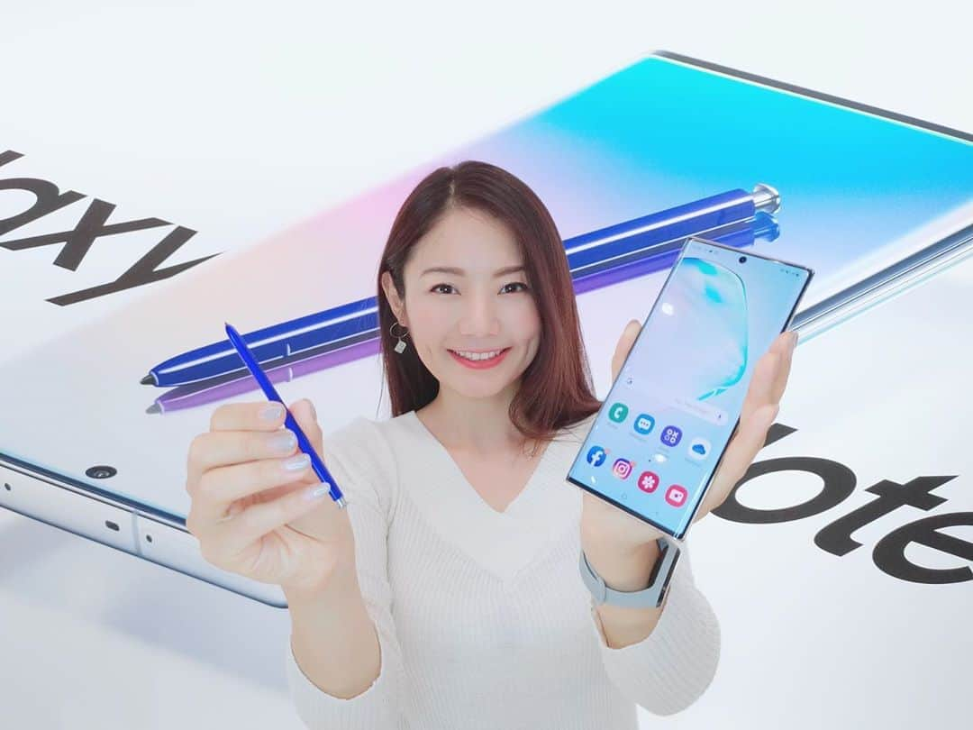 Ayanoのインスタグラム：「Galaxy Note 10+📱 . 原宿の超穴場スポット「Galaxy Harajuku」で行われたGalaxy Note10+と、日本初の折りたたみディスプレイスマホGalaxy Foldの発表会を取材しました❗️ . 君は新製品ラッシュのOctoberならぬTechtoberを乗り切れるか⁉️私はすでに息切れしています🤮 . 最後にEngadget日本版の編集長アックン @engadget とセルフィー😆🤳✨近々Engadget日本版のYouTubeチャンネルに私が復帰するかも?お楽しみに〜 . #galaxy #galaxynote10plus #galaxyfold #galaxyharajuku @samsungmobile @galaxymobilejp #techtober」