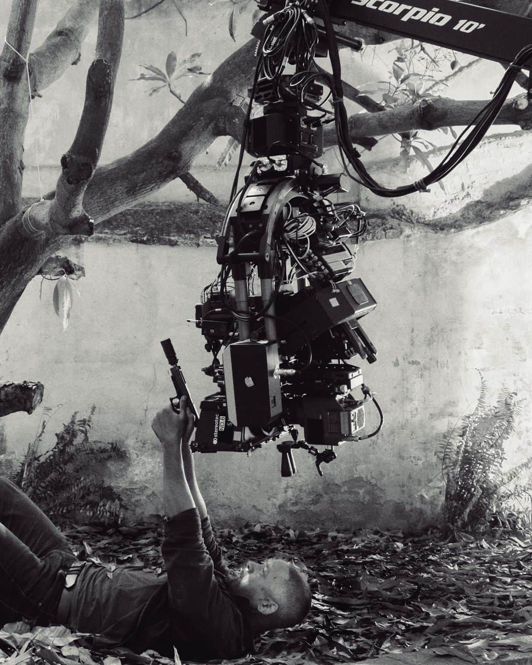 ウィル・スミスさんのインスタグラム写真 - (ウィル・スミスInstagram)「This is what a 120 FPS 3D camera rig mounted on a crane looks like hanging over my head. Ang Lee is a brilliant filmmaker but sometimes he be doin’ too much!! You GOTTA see #GeminiMan in 3D!」10月11日 4時53分 - willsmith