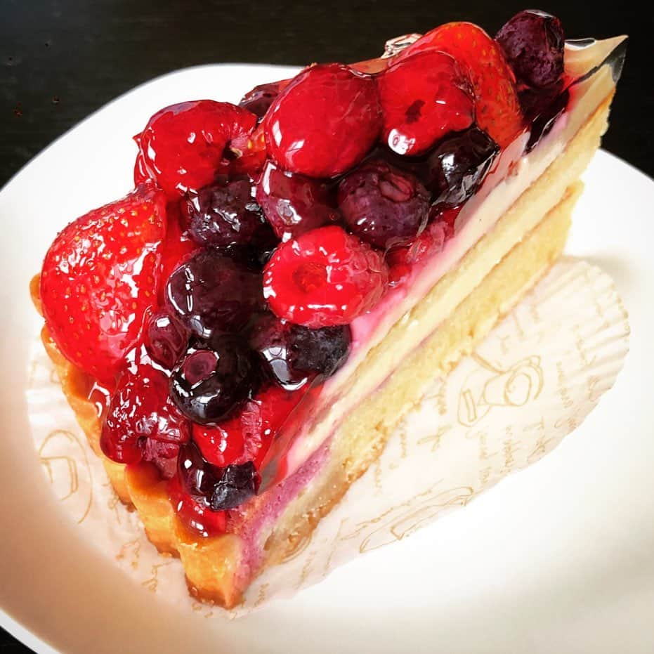 のインスタグラム：「甘いものが食べたくてブールミッシュへ♪ フルーツたっぷり乗ったタルトと、シブーストのプリン。とーっても美味しくて💕頬っぺたが落ちるかと思いました)^o^( 笑  台風１９号の被害が大きくならない事を願うばかりです。身の安全の確保、特に関東の皆さま、お気をつけてお過ごしください。 . #ブールミッシュ #boulmich #フルーツタルト #シブーストのプリン #美味しすぎる」