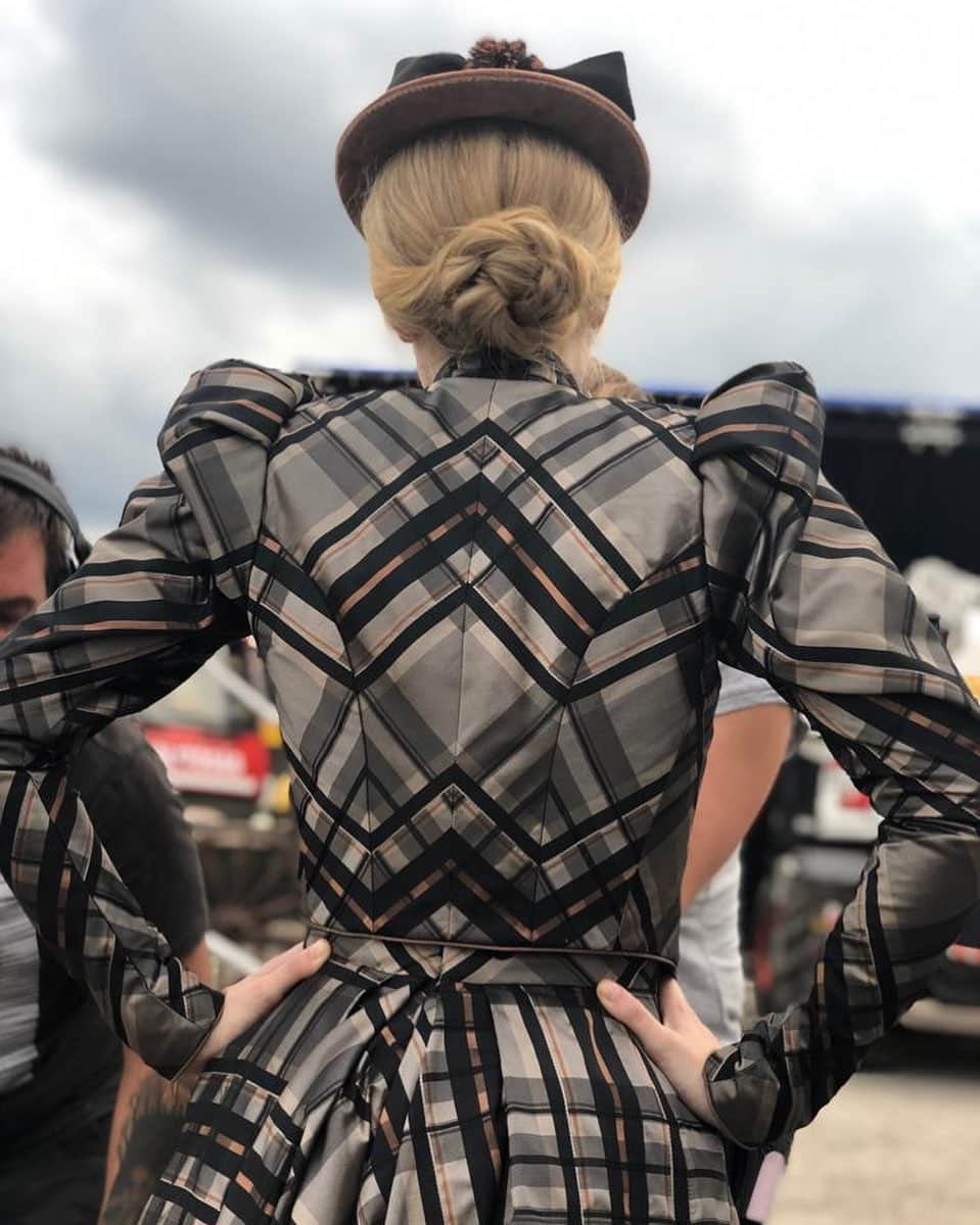 ダコタ・ファニングさんのインスタグラム写真 - (ダコタ・ファニングInstagram)「Miss Howard surveying the scene, aka my life for the past 5 months! Nearly finished! @thealienisttnt #thealienist #theangelofdarkness」10月11日 15時47分 - dakotafanning