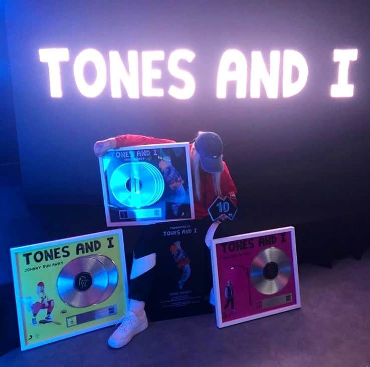 ワーナーミュージック・ジャパン洋楽さんのインスタグラム写真 - (ワーナーミュージック・ジャパン洋楽Instagram)「【Tones and I】 トーンズ・アンド・アイが今年の ARIAミュージック・アワードで8部門にノミネートされました‼️ ✨ 彼女は「ダンス・モンキー」で4回のプラチナ認定を、「ネヴァー・シーン・ザ・レーン」ではプラチナを獲得、そして「ジョニー」ではダブル・プラチナを獲得と、 3つの楽曲で記録を打ち立てました！ #TonesandI」10月11日 15時49分 - warnermusicjp_intl