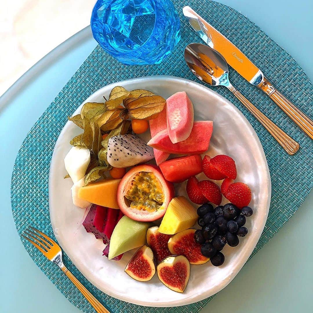 渋谷ゆりのインスタグラム：「I am what I eat. 食べたものが私を作る。吃什麼就像什麼。  #fruits #フルーツ #salad #沙拉 #サラダ #香港 #減肥 #健身 #餐廳 #健康 #hongkong #diet #weightloss #workout #restaurant #lunch #ダイエット #カフェ #ベジタリアン #セミベジタリアン #semivegetarian #diet  #美容オタク #筋トレ女子」