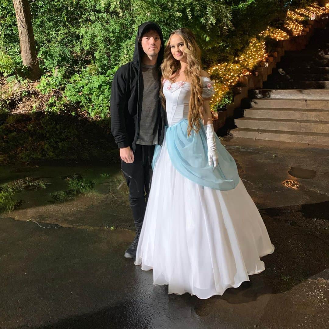ジョシュ・ダンのインスタグラム：「If you watch insatiable season 2 you’ll be shocked be a few things. The first is how a grungy boy like me ended up with a princess like this in real life. And then you’ll be shocked be a lot more crazy and cool things. Watch my girl on insatiable on Netflix now.」