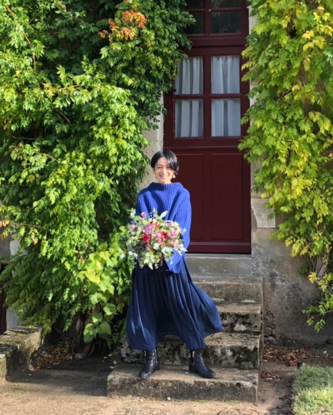 高山都さんのインスタグラム写真 - (高山都Instagram)「フランスで着たら素敵だろうなーって持ってきた目が覚めるくらい鮮やかなブルーのニットとスカート。 アウターいらずの厚手なので、この日は13度くらいで風も強かったけど、寒くなかった。 夜は、10度以下になるので、これにカシミアのストールをぐるぐると。 knit skirt @curensology  bag @loewe vintage(これもカレンソロジーで購入しました。) boots @31philliplim  #都ふく 赤いスカートやらブルーのニットのおかげで、まさかのフランスカラーの今回の旅。笑 #都の旅の記録  #loirevalley @loirevalleytourism」10月11日 14時26分 - miyare38