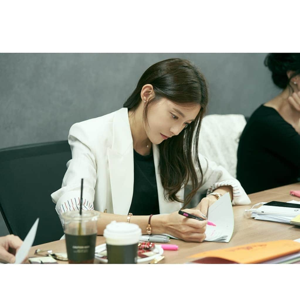 チャ・イェリョンさんのインスタグラム写真 - (チャ・イェリョンInstagram)「우아한 모녀 한유진...❤ . #KBS #11월4일첫방송🌹」10月11日 14時32分 - chayeryun