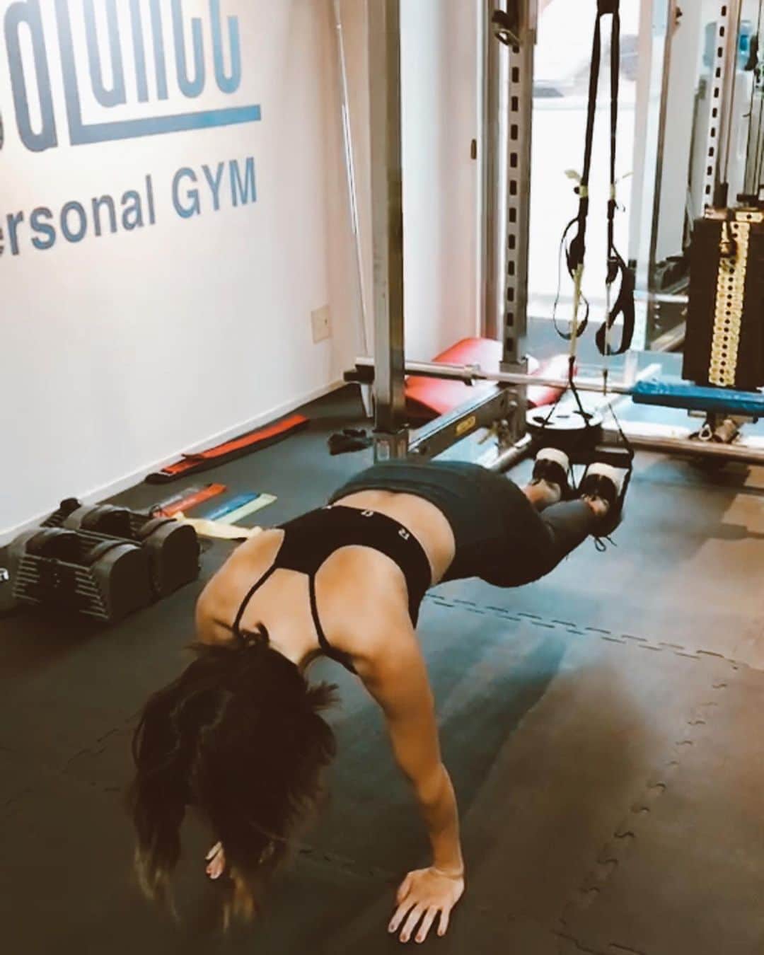 高橋菜摘のインスタグラム：「🏋️‍♂️❤︎ トレーニング… 息子、娘の相次ぐ風邪で 今月全然行けてない😂 こればっかりは仕方がない。 #お母さんあるある . この日けっこーキツかったんだけど 若干楽しみにしてた筋肉痛が無かったの。 1日経って、2日経って、 起き上がれないだろうと思いきや すんって起きれた🤔 週一で筋肉が動いてきたのかなぁ？ トレーナーに聞いたら 「筋肉痛は徐々に出なくなります😉 あとは重さに慣れてきたりとかですね。 僕のトレーニングは基本重さではなくて 乳酸でパンパンにするトレーニングが 多いので筋肉痛なりにくいです！」 って。 あぁトレーニングを楽しみに出来る日が 来ると思わなかった。 早く行けるといいな🧡 私は @t.balance 藤沢店へ行ってます❤︎ 湘南の人はここがオススメ🙆‍♀️ ______________ #トレーニング #パーソナルトレーニング  #ジム #gym #フィットネス #fitness #トレーニング女子 #運動 #balance #diet #personaltrainer #shonan #湘南ママ  #産後ママ #産後ダイエット #ダイエット #roxy #roxyjapan #roxygirl #トレーニング動画」