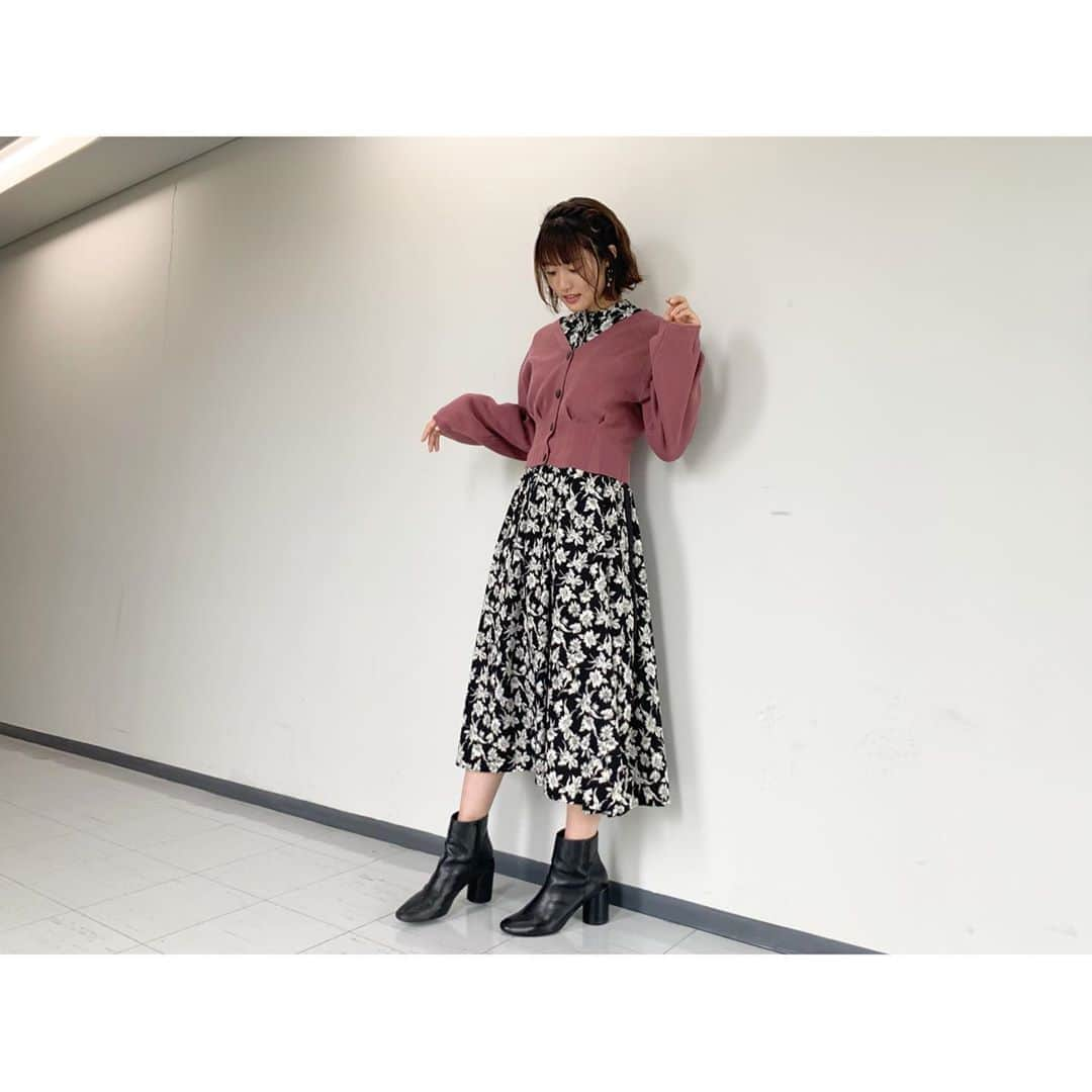 王林さんのインスタグラム写真 - (王林Instagram)「❤︎ #ダウンタウンdx 衣装👗❤️ . ▶︎▶︎#ワンピース #aラインワンピース  #花柄ワンピース #BouJeloud #ブージュルード . ▶︎▶︎#カーディガン #ピンクカーディガン #moussy #マウジー . #SpiceMix  #さくら野弘前店」10月11日 14時40分 - ourin_ringoooo