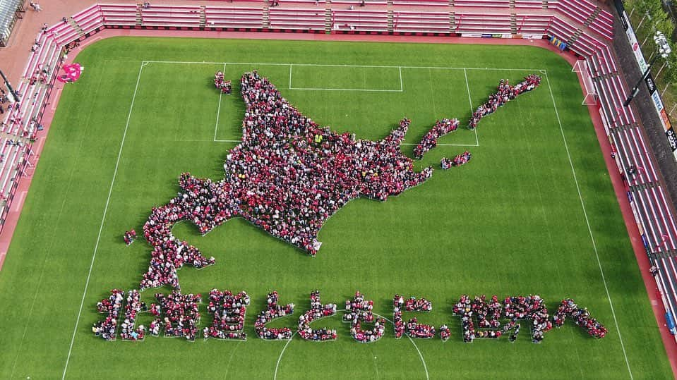 荒野拓馬のインスタグラム：「10月13日 (日) 札幌ドーム 13：00キックオフ ルヴァン杯 vsG大阪  リーグ、ルヴァン杯準決勝初戦と、アウェイでガンバ大阪に連敗を喫してしまいましたが、次はホームに戻ってきて戦えます。  クラブの歴史を塗り替えるための大事な一戦です！  勝ってチャンスを掴む為には北海道コンサドーレ札幌に関わる全ての人の力が必要です！  同じ相手に3連敗もできません！  良い準備をして最高の試合をします！  ドームを赤黒に染めて、オールコンサドーレでファイナルに進みましょう！  #北海道コンサドーレ札幌 #ルヴァン杯 #札幌ドーム #10月13日 #13時キックオフ #赤黒満員大作戦 #クラブの歴史を塗り替えよう #勝ってファイナルへ #オールコンサドーレ」