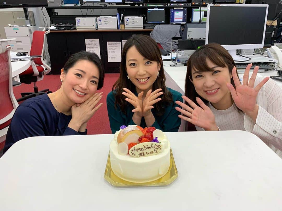 須黒清華のインスタグラム：「WBS終わりでお祝いして頂きました〜🎂✨✨ 今年も無事に歳を重ねまして、なかなかずっしり来る年齢になりました（笑） . 今年は新しい出会いもあり、 自分なりのチャレンジもあり、 いくつになっても、一歩前に踏み出してみるフットワークの軽さが大切なのだと実感する日々です🍀 . 何があっても、お酒と美味しいものがあれば回復しちゃうのは変わらずですが😋 今年も、大切な人たちと笑顔で過ごしていきたいと思っています✨ 引き続きよろしくお願い致します‼︎」