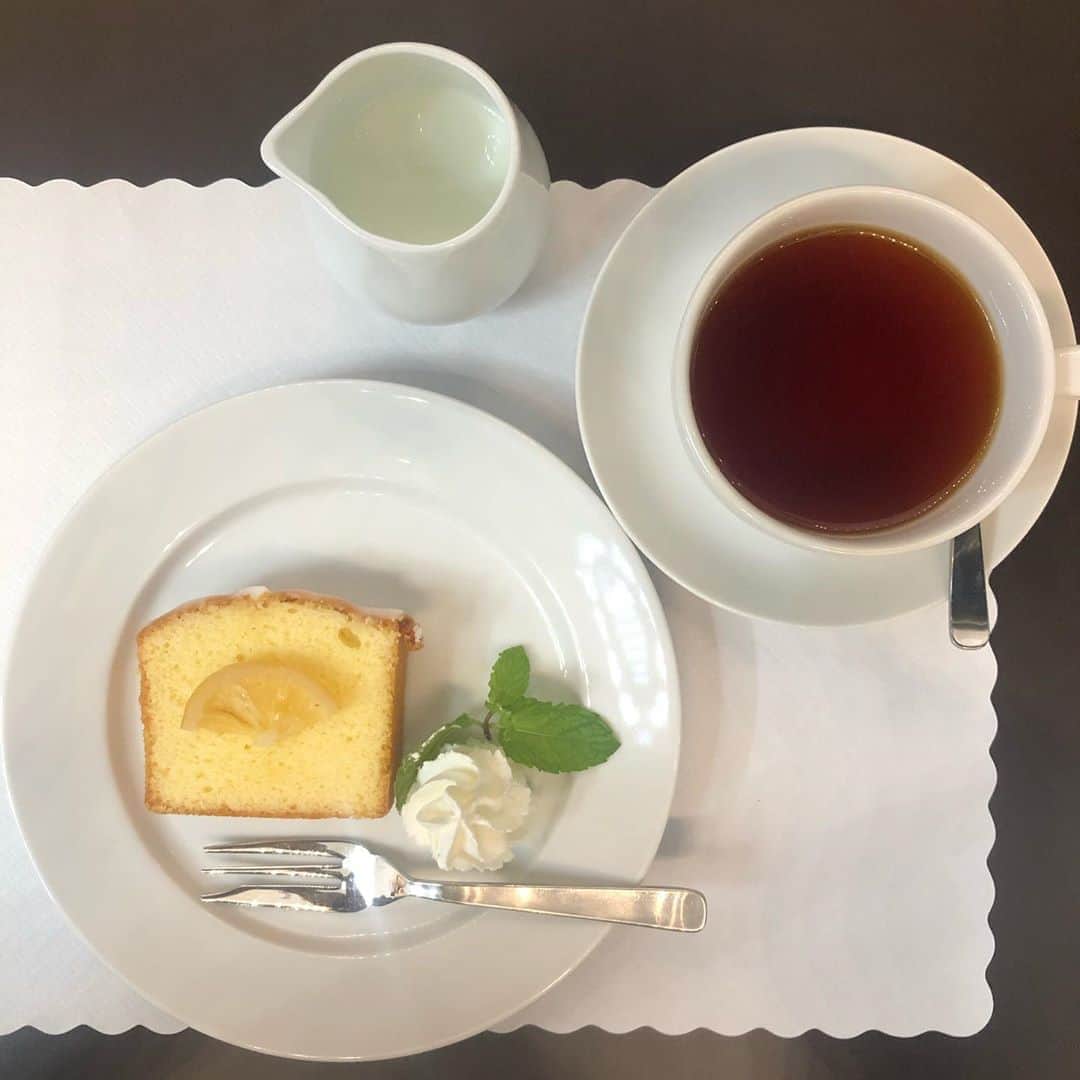 岡田美里さんのインスタグラム写真 - (岡田美里Instagram)「梅田阪急の英国フェア🇬🇧で一休み。Harrodsの喫茶カウンターで「まぁ…14番があるならハロッズの14番をいただきますわ✨」と言ったとか言わないとか…(笑) レモンケーキ🍋美味しかったです。 目の前にあるプリントは、 訪ねてきてくれた大学の友人から受け取ったばかりの小説。 彼女が「新潮新人賞」の最終選考に残ったことは、大変な誇らしいニュースで✨ 私の友人の藤本あずささん、いつか小説が本になったら行列に並んでサインしてもらいましょう。 #harrods #harrodslondon #ハロッズ #紅茶 #アフタヌーンティー」10月11日 14時50分 - millieokada
