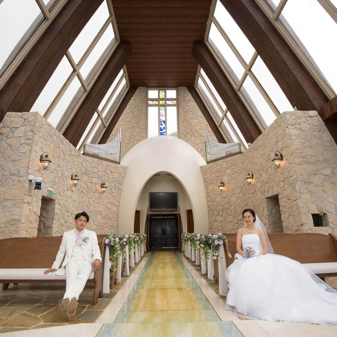 Watabe Weddingさんのインスタグラム写真 - (Watabe WeddingInstagram)「木と石作りの荘厳なチャペルにて。。。 #guam#st.probusholychapel #チャペルフォト#セントプロバスホーリーチャペル#リゾ婚#おしゃれ花嫁#2019プレ花嫁と繋がりたい#ウェディングフォトグラファー#ワタベウェディンググアム#ファインダー越しの幸せな世界#プラコレ#ハナコレ#令和婚#2019秋婚#2019冬婚#2020春婚 #guamwedding#watabeweddingguam#instalike#instaguam#travelgram#instagood#l4l#f4follow」10月11日 14時45分 - watabeguam