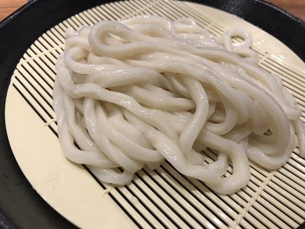 のインスタグラム：「うどんの素朴✨な味をお楽しみできる、「 #ざるうどん 」を今日のお昼にいかがでしょうか😎💖「ガッツリではなくて、小腹が空いたかも…」と思ってしまったときも、さっぱりと召し上がることができますよ😘📢 #はなまるうどん」