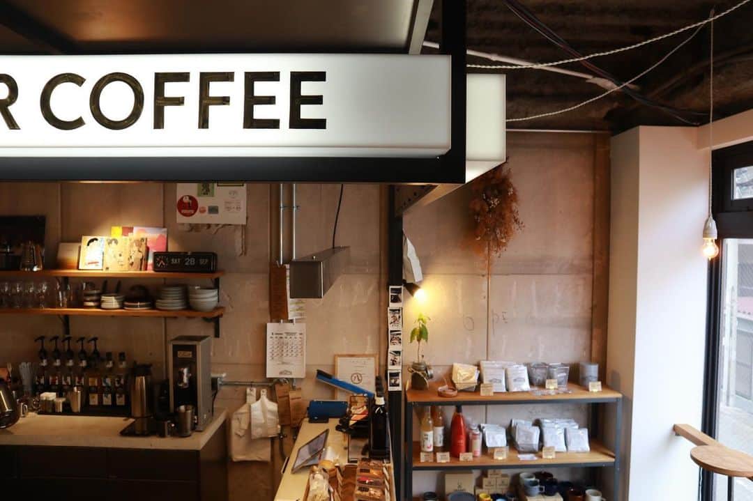 石井輝明さんのインスタグラム写真 - (石井輝明Instagram)「愛知、金山のカフェ。 今日は大阪だけど。 カメラも忘れたし、スマホの充電器も忘れた。 全部台風のせい。  #overcoffeeandespresso #cafe #coffee #カフェ #愛知カフェ #金山カフェ #カフェ芸人 #スマホのバッテリー現在16% #この辺りから急にはやく消費されていくよね #気がついたら残り5%とか #コンビニでモバイルバッテリー買うしかない #いつも思うけど電車乗ってる途中に電源切れたらどうなるんだろう #スイカスマホの中に入ってるんやけど #あかんこうしてる間にも電池は減っていく #またお会いしましょう」10月11日 15時04分 - comandanteishii