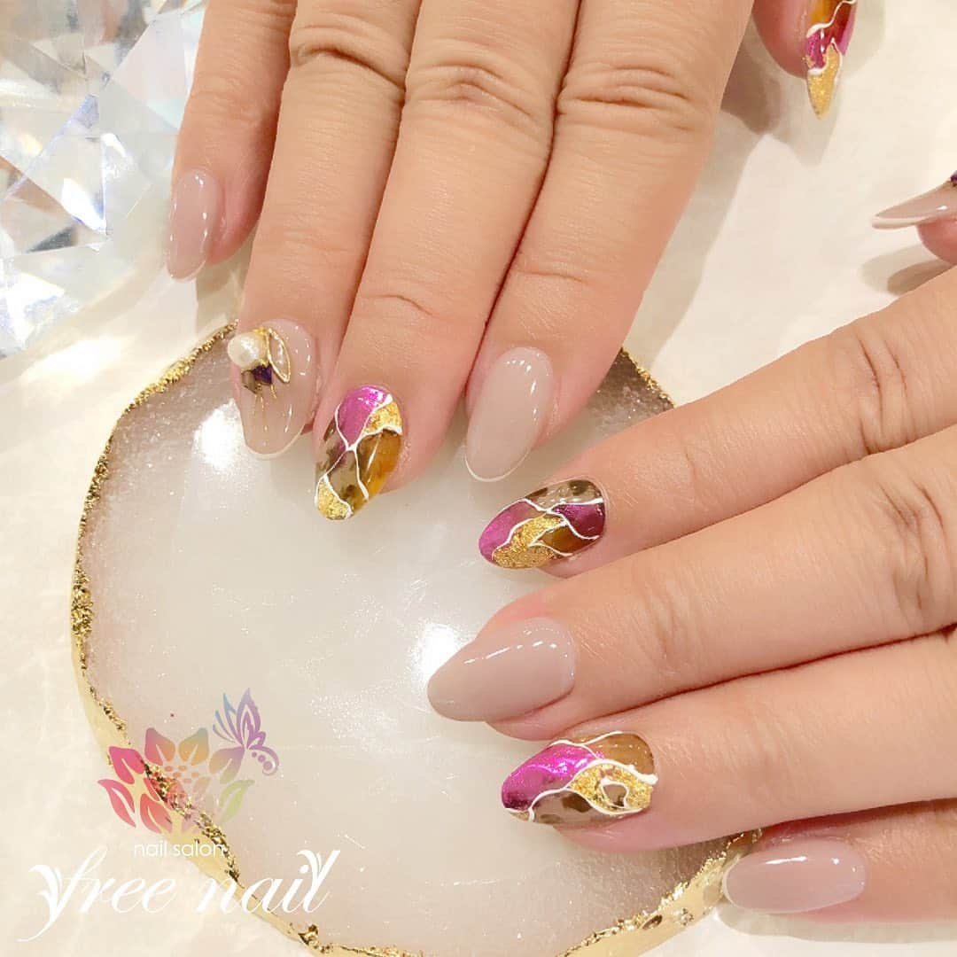 ネイルアーティストRYさんのインスタグラム写真 - (ネイルアーティストRYInstagram)「. 秋色デザインネイル💅🏻🍂✨ . べっ甲×ミラーデザイン👩🏻‍🎨💫✨ . #ネイリスト #ネイルアーティスト #ネイルアート #ネイルチェンジ #ネイルサロン #自宅ネイルサロン #大阪ネイルサロン #ネイルパーツ  #ネイルスクール #ネイル動画 #ジェルネイル #ネイルデザイン #べっ甲ネイル #ミラーネイル #金箔ネイル #パールネイル #パープルネイル #ベージュネイル #デザインネイル #トレンドネイル #シンプルネイル #おしゃれネイル #大人ネイル #ショートネイル #秋ネイル #autumnnails #美甲 #日式美甲」10月11日 15時04分 - nail_artist_rm