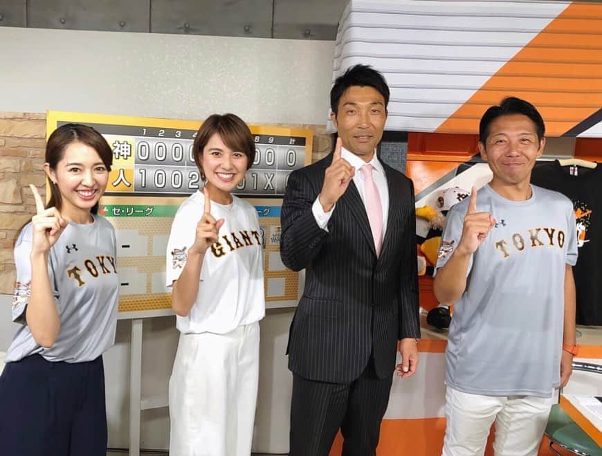 阿部智帆のインスタグラム：「あと１勝🌟 . . ファンのみなさんも一丸❣️ 全員野球で日本シリーズへの切符を勝ち取りましょう🧡 . . 解説者席で黙々と準備を進める由季さんを 隠し撮り😍 #giants  #giantspride」