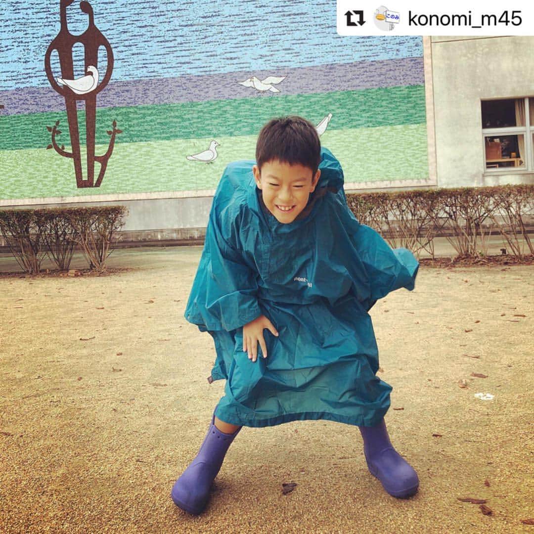 クロックス（crocs）さんのインスタグラム写真 - (クロックス（crocs）Instagram)「#RocktheCrocs キャンペーンの素敵な当選者をご紹介⚡ @konomi_m45 さんファミリーの元気いっぱいな「りんりん」くんは、Crocsのレインブーツを着用中✌ お気に入りのレインコートとのカラーコーデがパーフェクト😻👏 雨の日も楽しく遊びに行けるね🌈☔ ----- 🌰Crocs & Jibbitzがあたる！プレゼントキャンペーンは今週で終了！🌰 Crocsでかっこよくキメたスタイルショットを募集中📷✨ #RocktheCrocs と #クロックス を付けてシェアしてね😉💕 投稿してくれた方の中から１名様にお好きなCrocsのシューズとJibbitzをプレゼント！ Jibbitzでカスタムしたり、フォーマルルックに合わせたり、あなたらしさを表現してね🍁 Crocs & Jibbitz があたるラストチャンス！沢山のご応募をお待ちしております👏 #Crocs #クロックス #RocktheCrocs #ジビッツ」10月11日 15時10分 - crocsjp