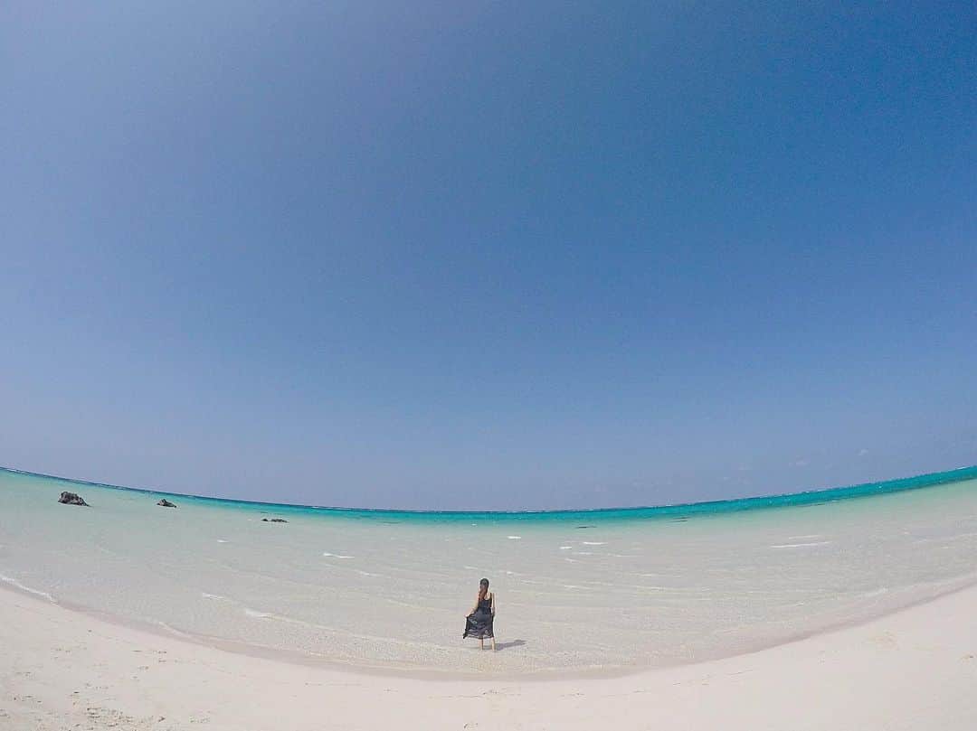 のインスタグラム：「✩ 宮古島きたよ🐠✨ やっぱり綺麗ー🥰 せっかく来たのに水着忘れた😩 . #伊良部島 #宮古島 #下地島 #17end #sea #ocean #海 #砂浜 #miyakojima #instagood #instapic #japan #伊良部島ブルー #🐠 #💓」