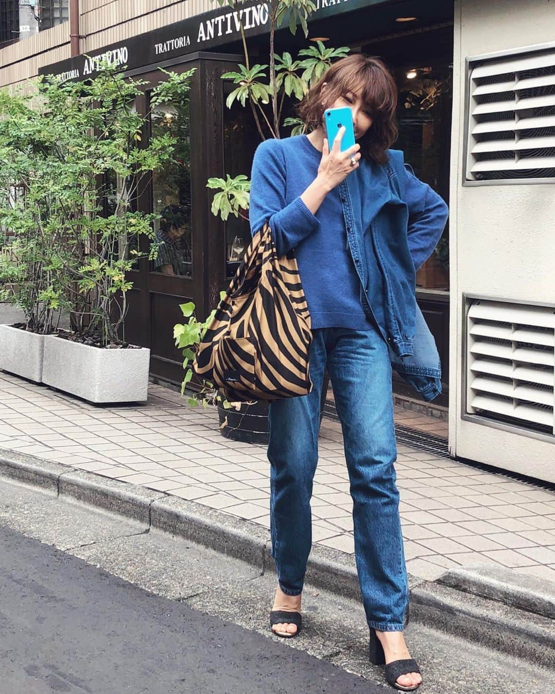 風間ゆみえのインスタグラム：「Blue Blue Blues💙  今日はブルー  ようやくニットが着れるね（╹◡╹） マリンフランセーズのジーンズに、デニムシャツを羽織ってオールブルー‼︎ @la_marine_francaise_official  iPhoneも今朝、皆さまからのメッセージからアポイント取って、渋谷店と、表参道店間違えたけど、笑、同じ新しいものと交換してきました🙇🏻‍♂️✨ これもまたブルー💙 #yumie_k_style」