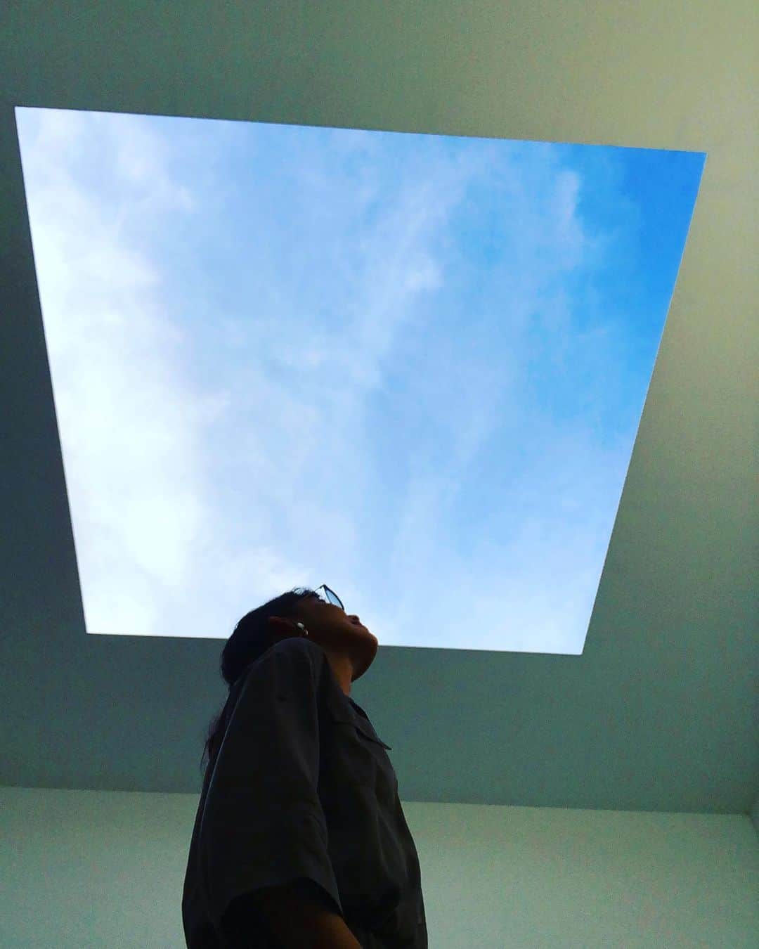 田中美里さんのインスタグラム写真 - (田中美里Instagram)「１時間だけだったけど早起きして散歩がてら21世紀美術館へ。 大好きなタレルの部屋。  天井が四角にくり抜かれてるだけなのに、なんて贅沢な絵画なんだろう。  空の移り変わりと、鳥のさえずりを聴きながら、ずっとここにいた。  #金沢 #21世紀美術館 #タレルの部屋 #動く絵画 #sky #ここが一番好き #無になれる」10月11日 15時28分 - misatotanaka77